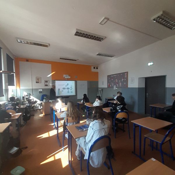 spotkanie uczniów klasy 8 z przedstawicielem Cechu Rzemiosł Różnych i Przedsiębiorczości