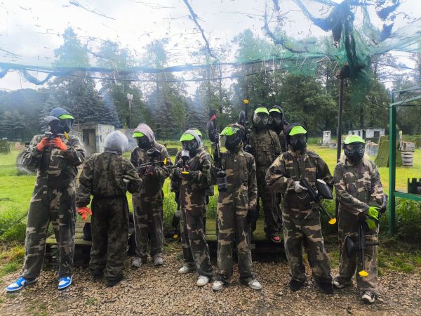 uczniowie na paintball