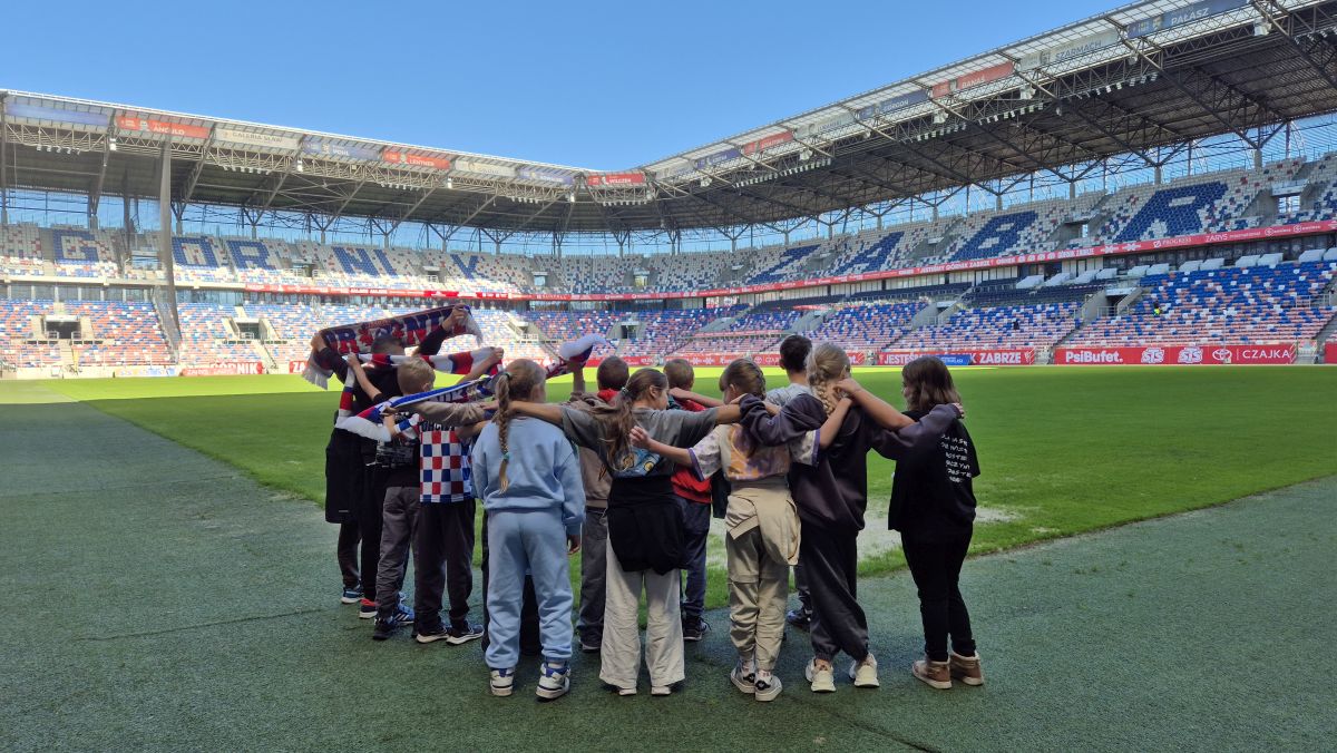 uczniowie na stadionie